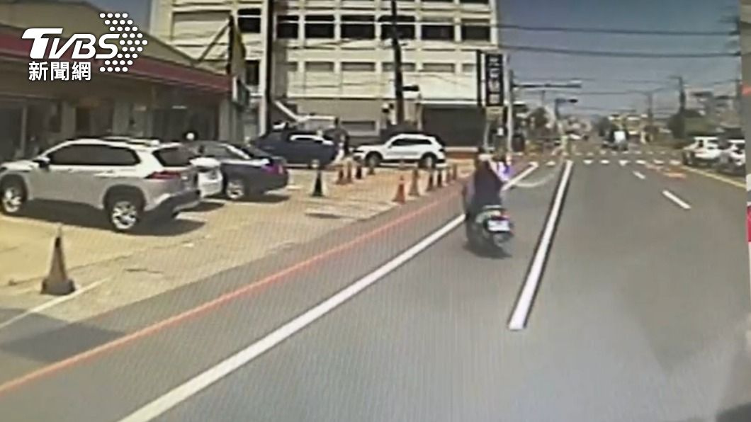 救護車切到對向機慢車道。（圖／TVBS）