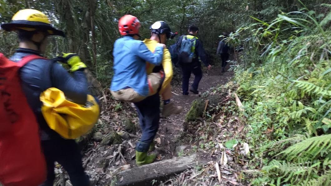 女山友爬都蘭山腳扭傷 17名消防人員輪流揹下山