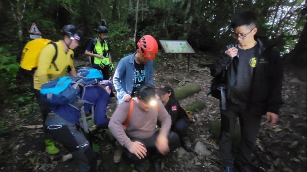 女山友爬山腳扭傷 17名消防人員輪流揹下山(圖/台東縣消防局提供)