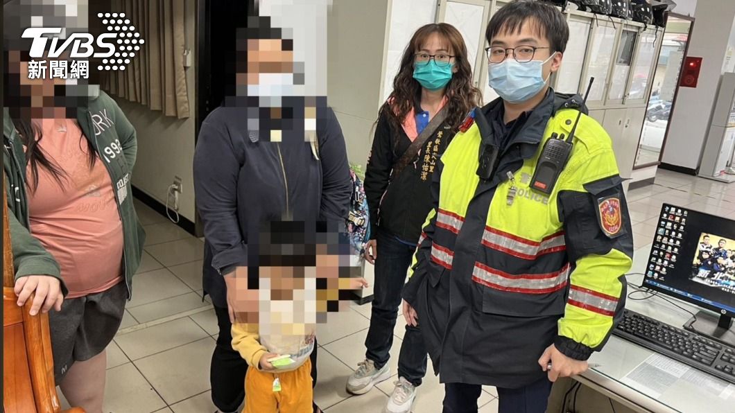 2歲童解鎖新技能!溜出家門探險迷途 單身所長變「一日奶爸」