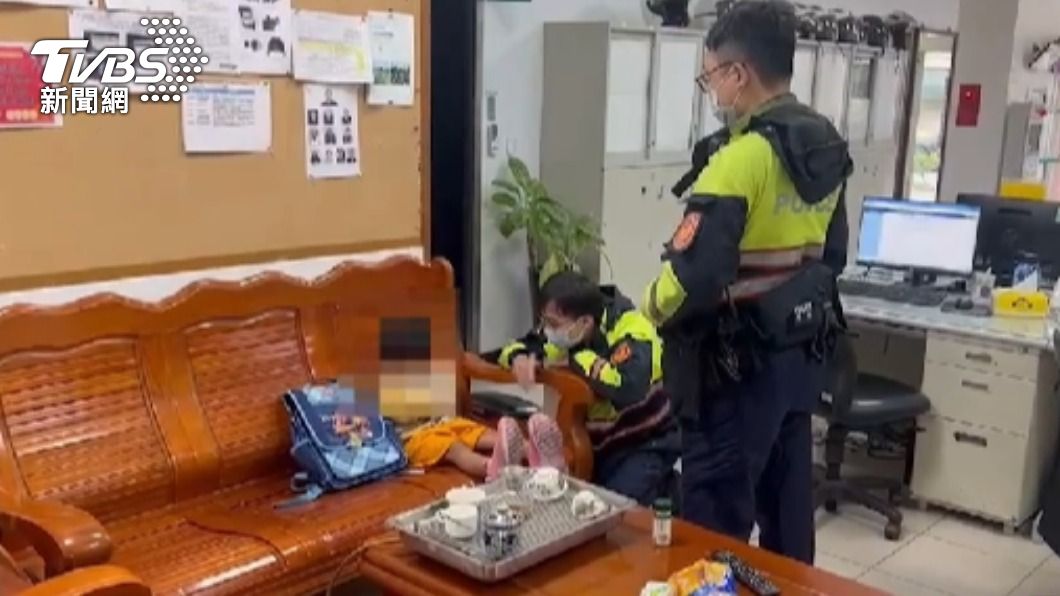 暖警陪男童玩安撫情緒。(圖/TVBS)
