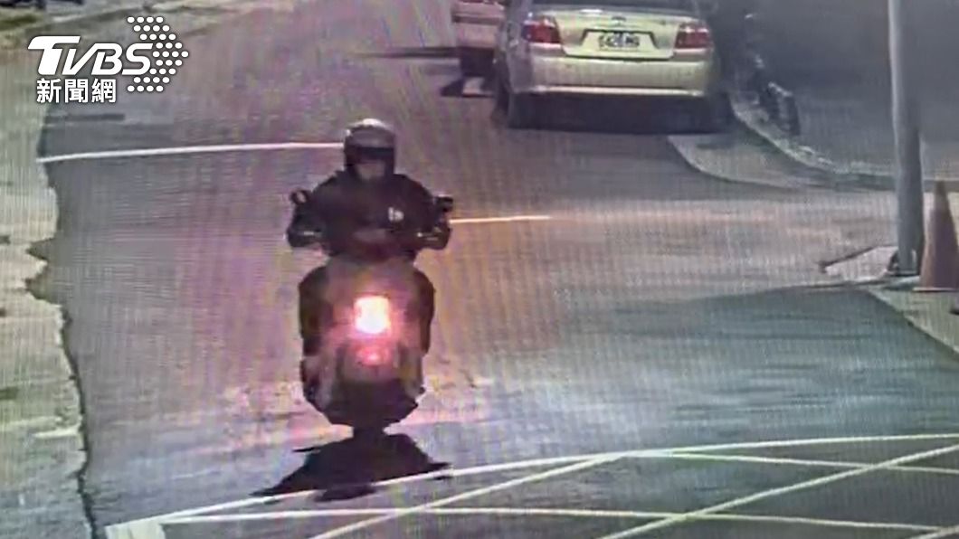  犯嫌開槍後騎車逃離現場。（圖／TVBS）