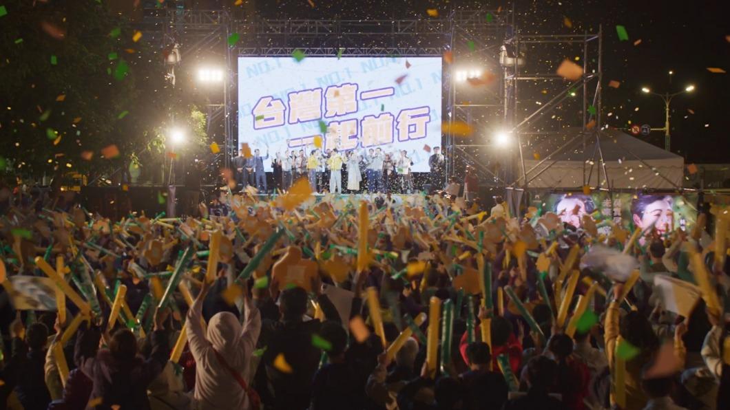 《人選之人 - 造浪者》挑戰台灣首次封街凱達格蘭大道拍攝。(圖/Netflix提供)