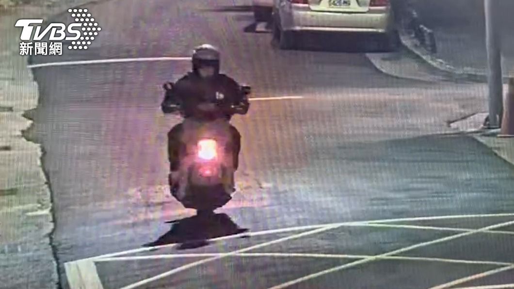 槍手犯案後變裝騎車逃離現場。(圖/TVBS)