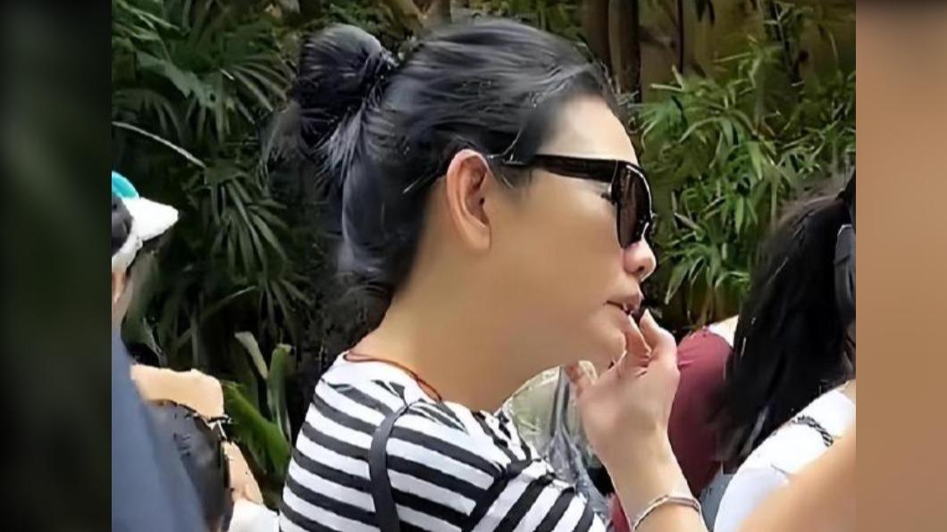 網友曝光的照片中,邱淑貞因略微駝背,看起來有點發福。(圖/翻攝自小紅書)