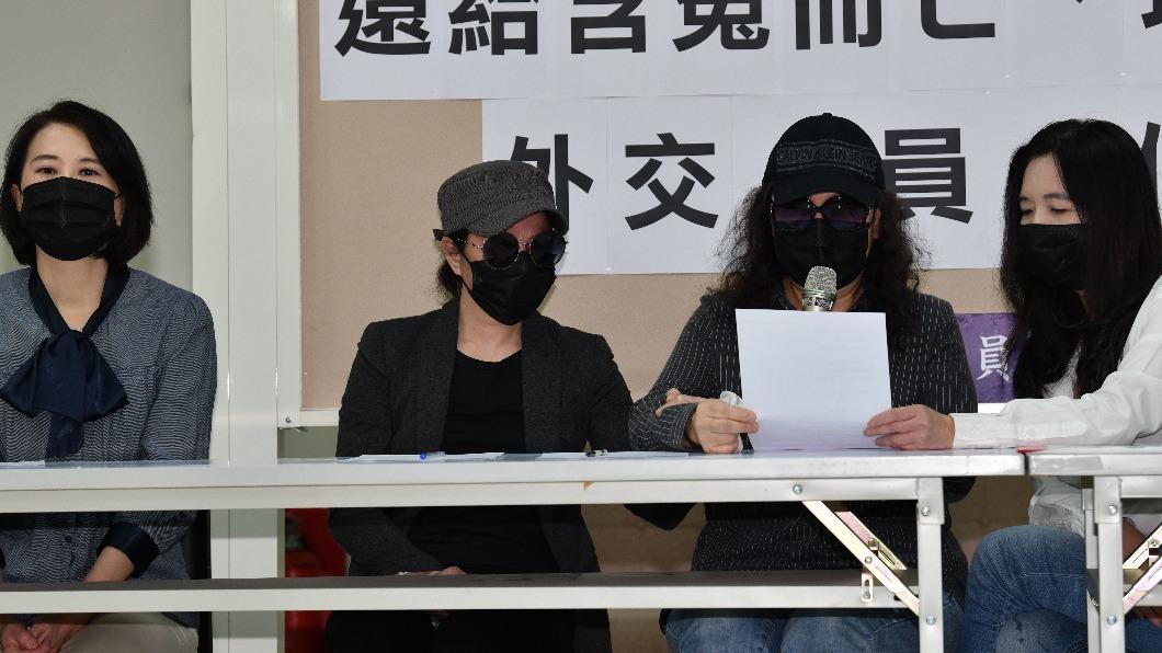 台北市議員應曉薇今上午與立委王鴻薇一同在台北市議會舉行記者會。(圖/胡瑞麒攝)