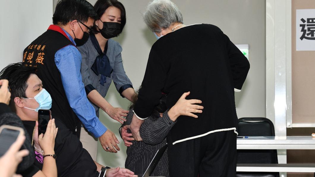 國民黨台北市議員應曉薇今上午與立委王鴻薇一同在台北市議會舉行記者會。(圖/胡瑞麒攝)