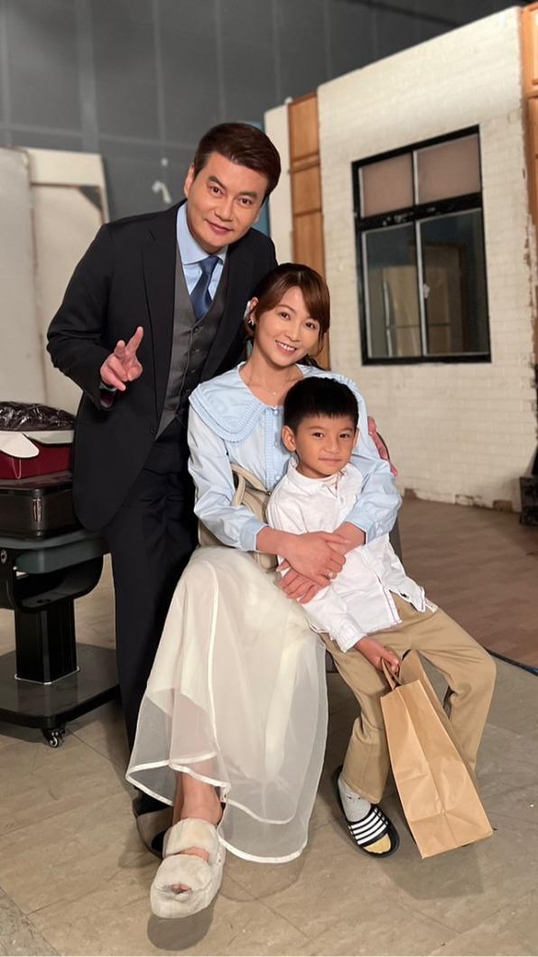 謝京穎（中）開心與劇中的公公倪齊民（後）及兒子羅程宇合照。（圖／民視提供）