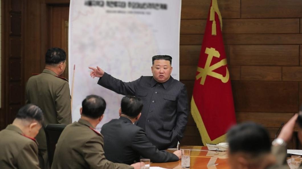 金正恩10日主持軍事會議時,表示已擬定好讓敵方「無法反應」的作戰計畫。(圖/翻攝自《韓聯社》)