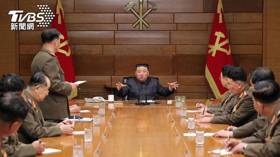 北韓軍官應是就自己負責的戰區,向金正恩匯報搭載核彈頭的作戰計畫。(圖/達志影像美聯社)