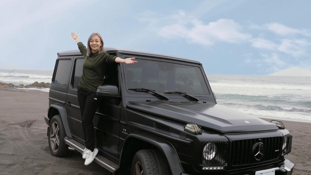 季芹在臉書曬出與Mercedes-AMG G 63的合照。(圖/翻攝自王仁甫和季芹之永遠的芹仁臉書)