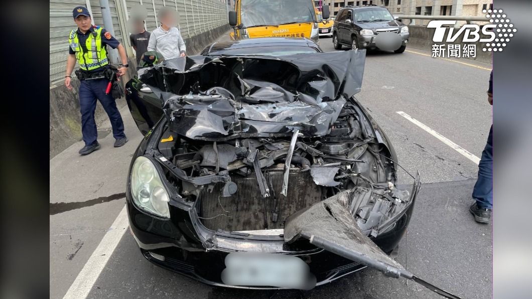 凌志雙門敞篷跑車猛撞貨車 引擎蓋全爛還害女腳骨折