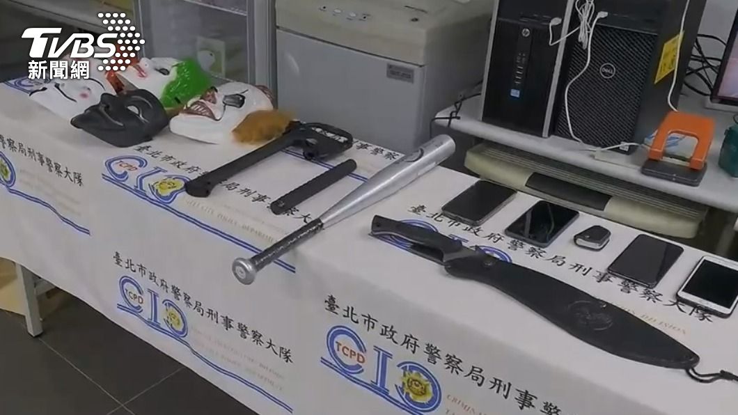 警方查扣證物。(圖/TVBS)