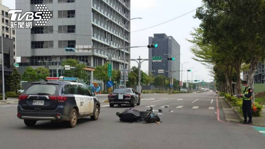 賓士車貪快闖紅燈 男騎士慘遭撞飛爆頭亡