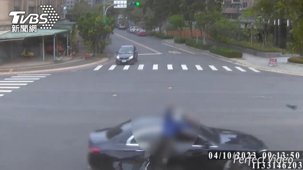 賓士車闖紅燈撞上機車騎士。(圖/TVBS)