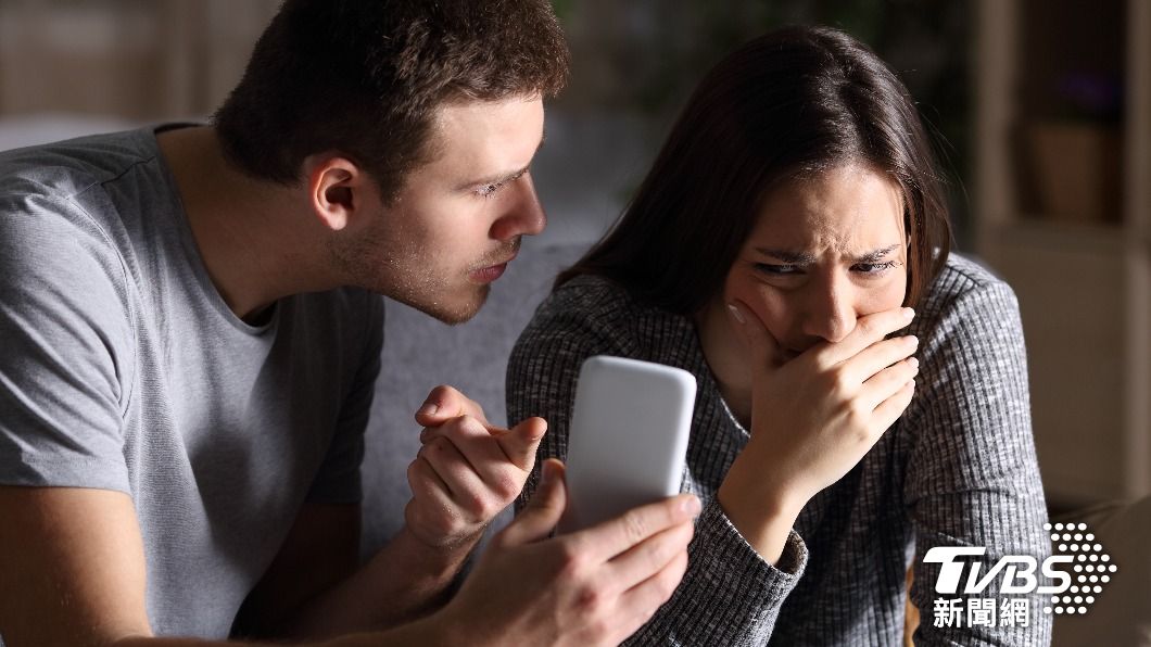 男方翻閱女方手機的聊天記錄,爆發爭執。(示意圖/shutterstock達志影像)