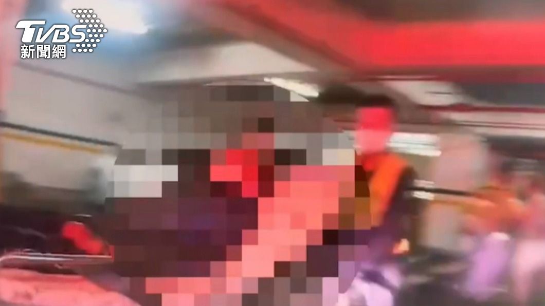 警消到場將尹男送醫急救。（圖／TVBS）