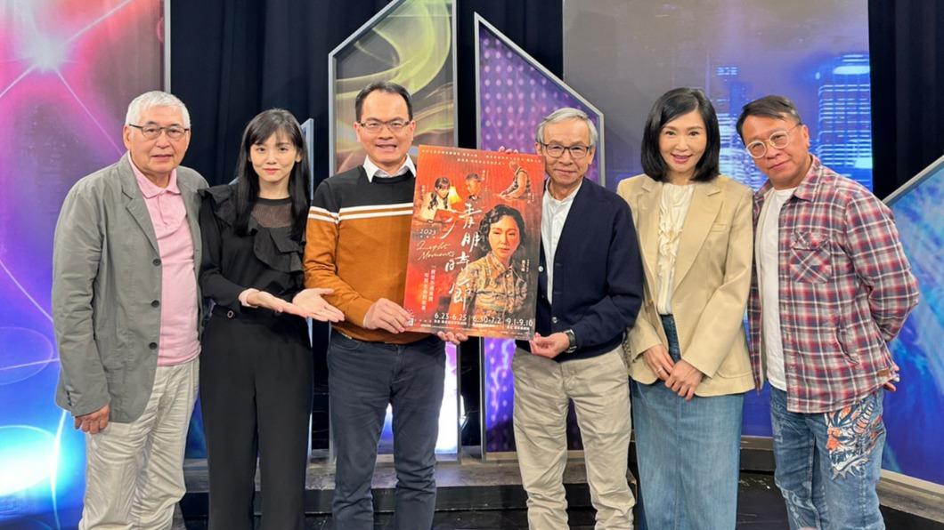 吳念真、張玉嬿、游安順、柯一正、張靜之在節目中談論外遇議題。(圖/綠光劇團提供)