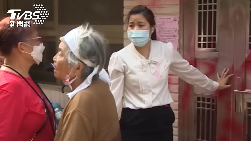 陳阿嬤不顧孫女勸告,堅持在老家門口抗議。(圖/TVBS資料照)