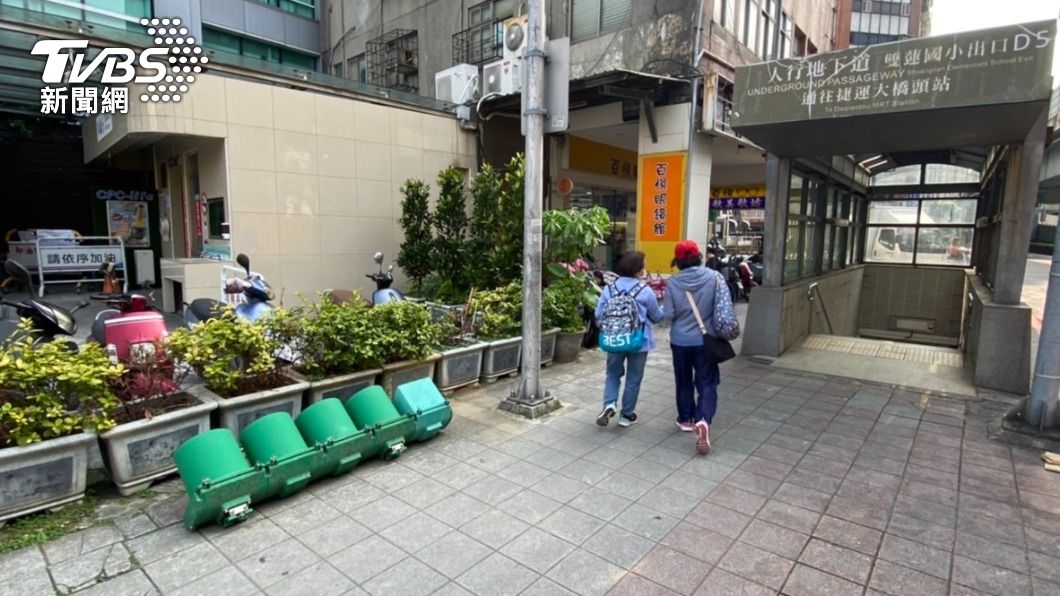 台北走路踢到紅綠燈?! 施工完丟棄燈座＂擺人行道10天＂