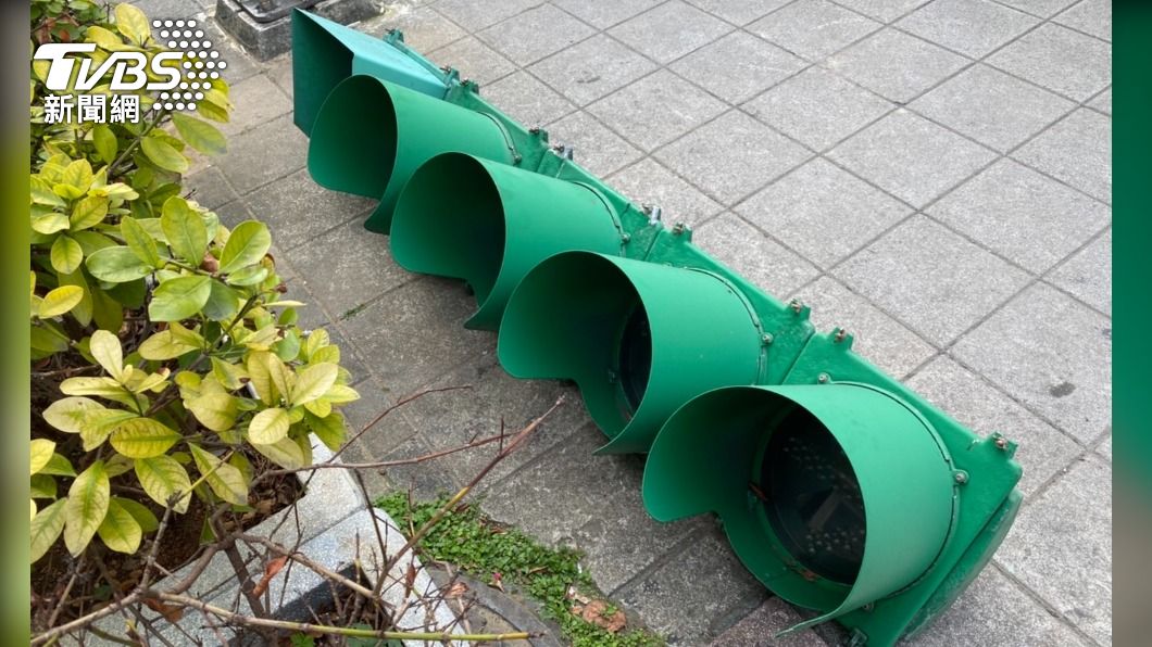 紅綠燈座丟棄於人行道上(圖/TVBS)