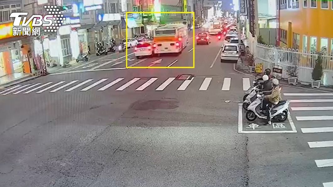 比我小台都閃邊?客運路口鬼切內側 小車慘被「擠到對向」