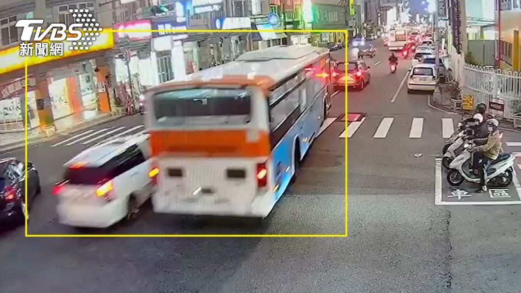 公車從路口開始一路迫近。(圖/TVBS)