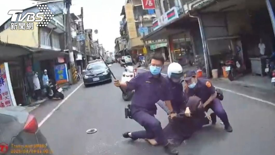 通緝女車門「夾一袋垃圾」太顯眼　撞警車突圍遭拔槍破窗