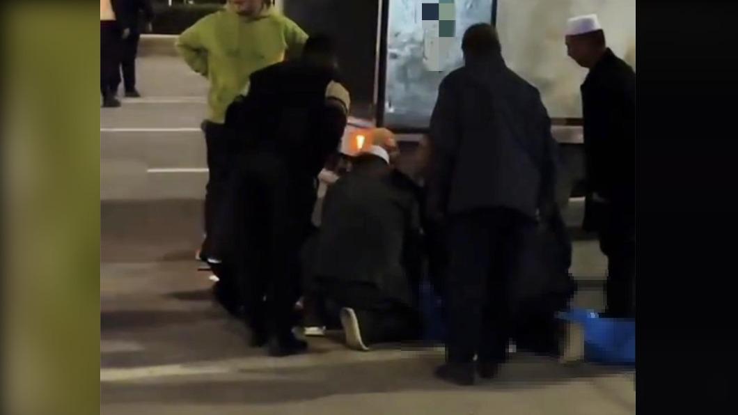 儘管醫務人員當場進行搶救,但仍無濟於事。(圖/翻攝自微博)