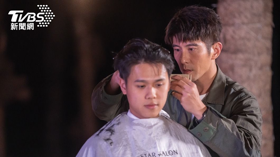 修杰楷在花蓮小心翼翼地替男客人剃頭。（圖／TVBS）