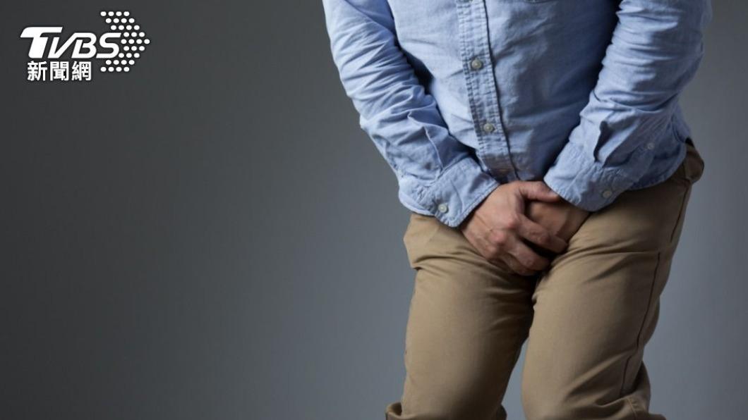 男子見私密部位濺血發黑嚇壞。(示意圖/shutterstock 達志影像)