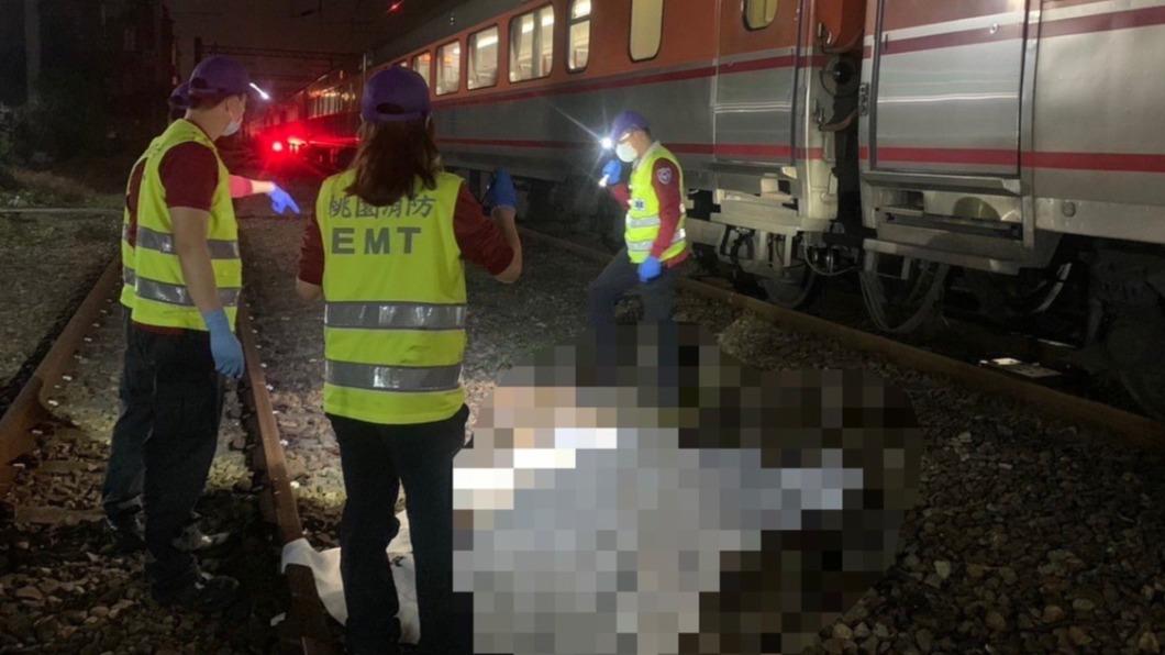台鐵內壢站今天晚間發生旅客闖軌道遭列車撞擊事故。(圖/民眾提供)