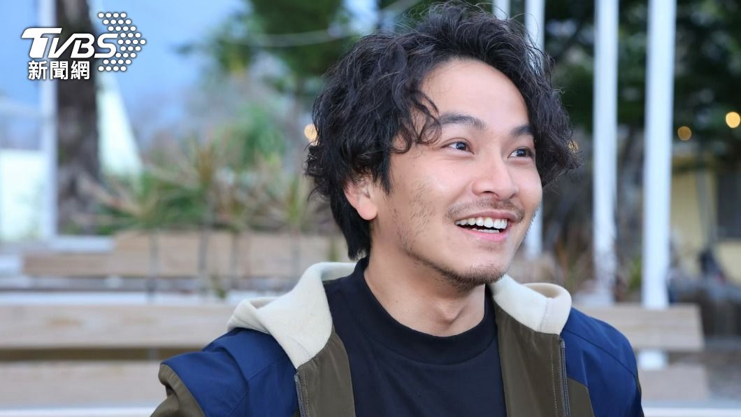 楊銘威頂著一頭捲髮,笑稱不敢給修杰楷操刀。(圖/黃城碩攝)