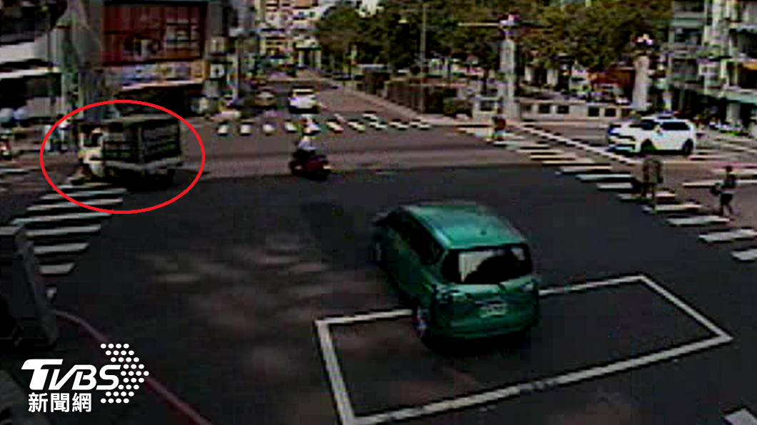 小貨車疑似因搶快和死角緣故釀禍。(圖/TVBS)