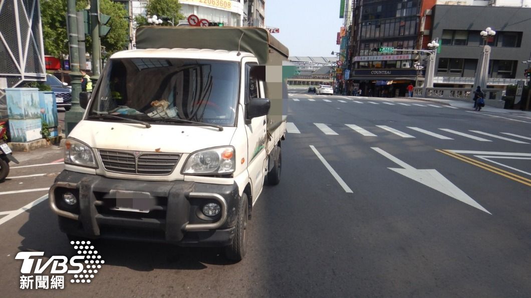 小貨車左轉撞上婦人。(圖/TVBS)