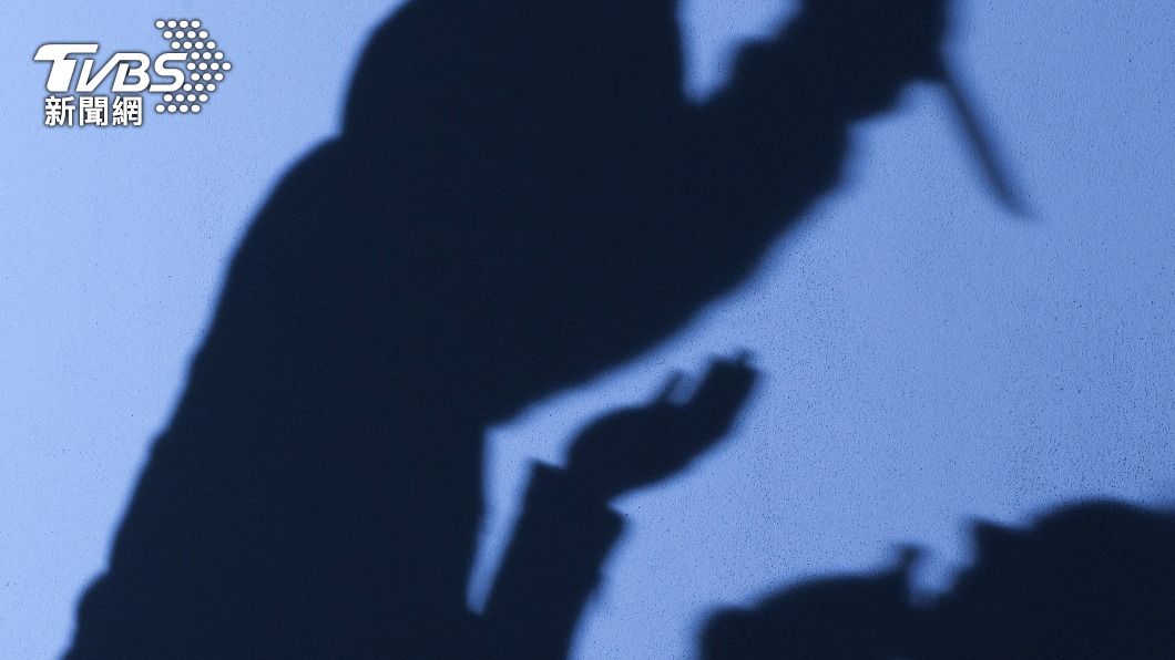 陳嫌持刀朝黃男猛刺造成後者胸、腿有撕裂傷。（示意圖／Shutterstock達志影像）