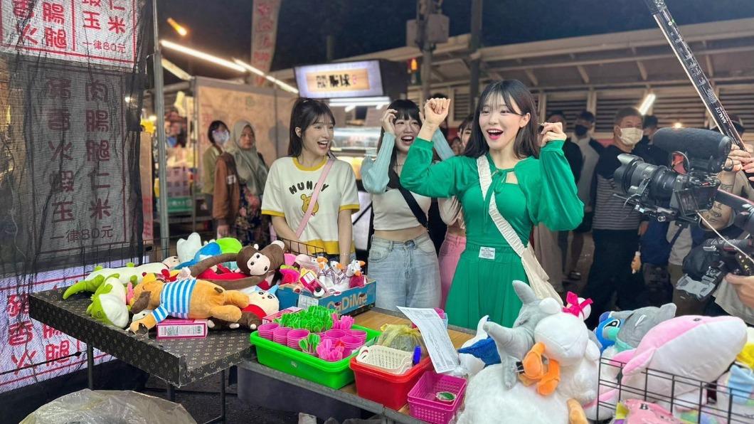 李多慧體驗射氣球。(圖/樂天女孩提供)