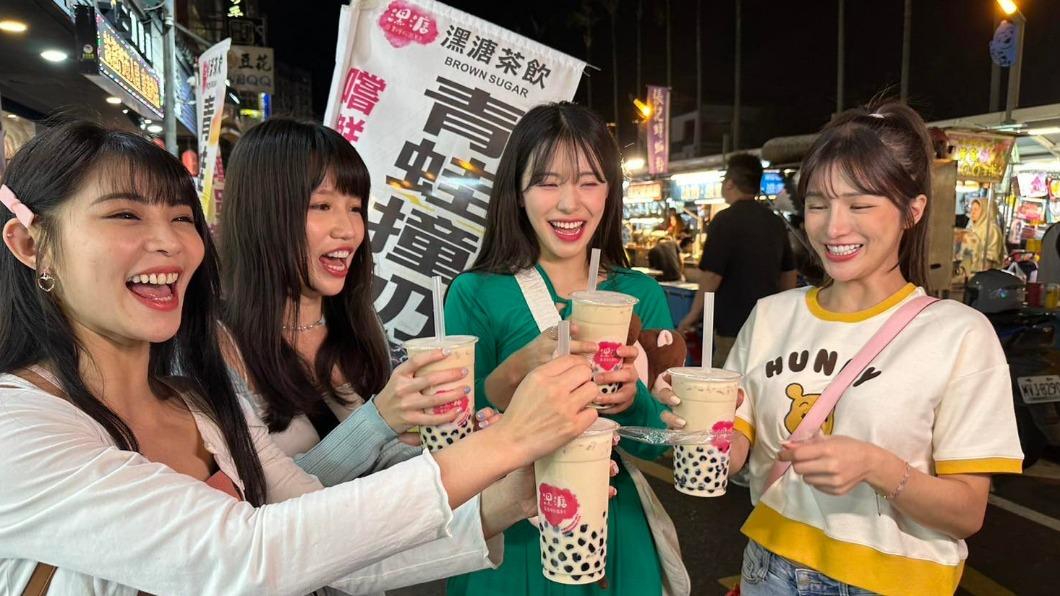李多慧喝到珍奶後開心得跳起來。(圖/樂天女孩提供)