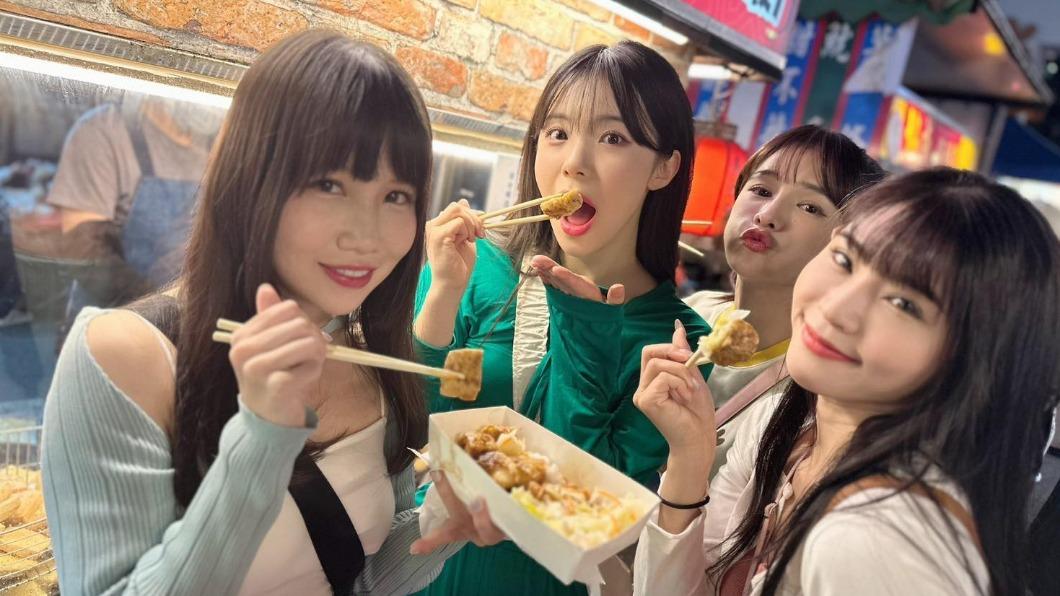 李多慧喜歡台灣小吃臭豆腐。(圖/樂天女孩)