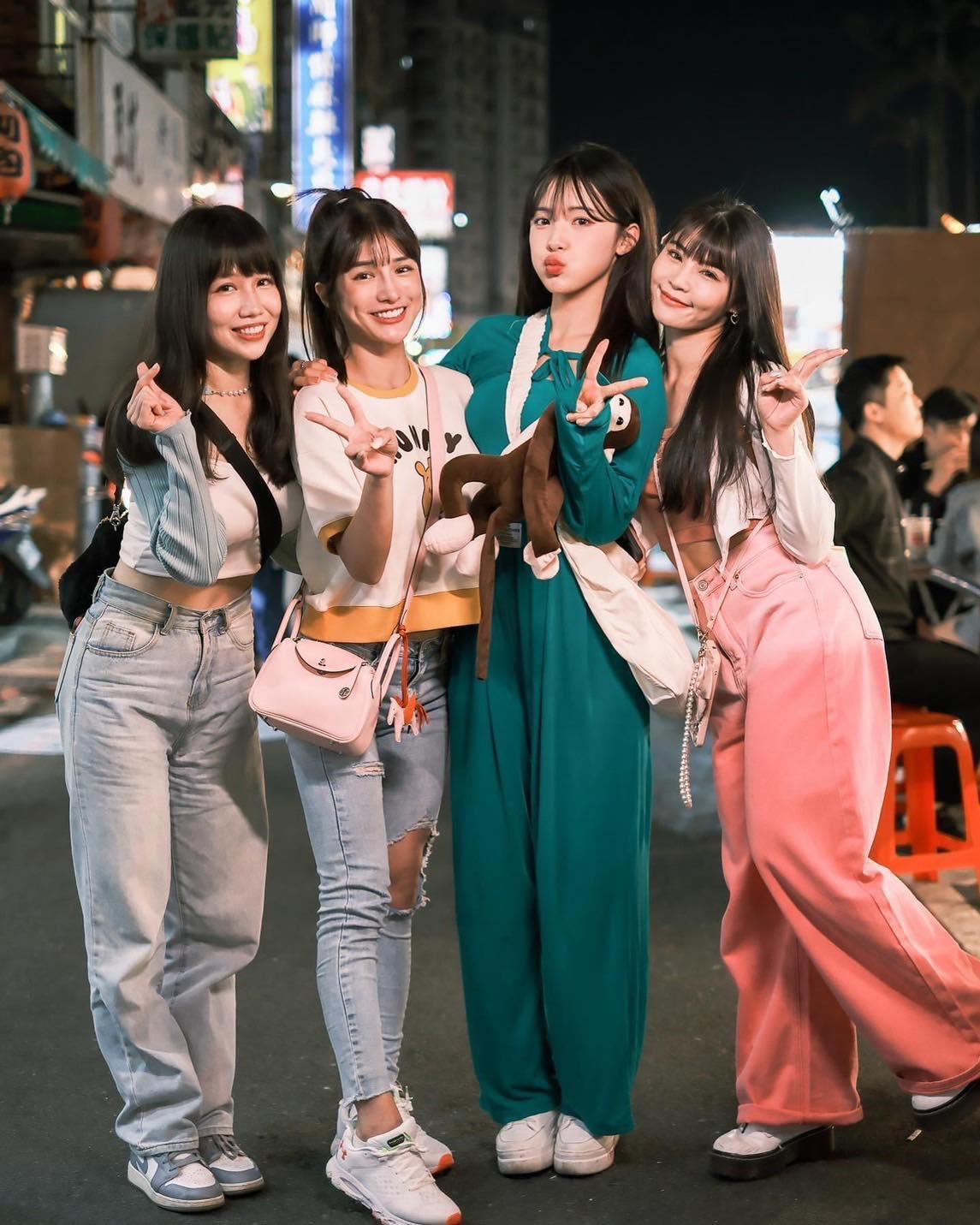 李多慧在中壢夜市和學姐合影留念。(圖/樂天女孩提供)