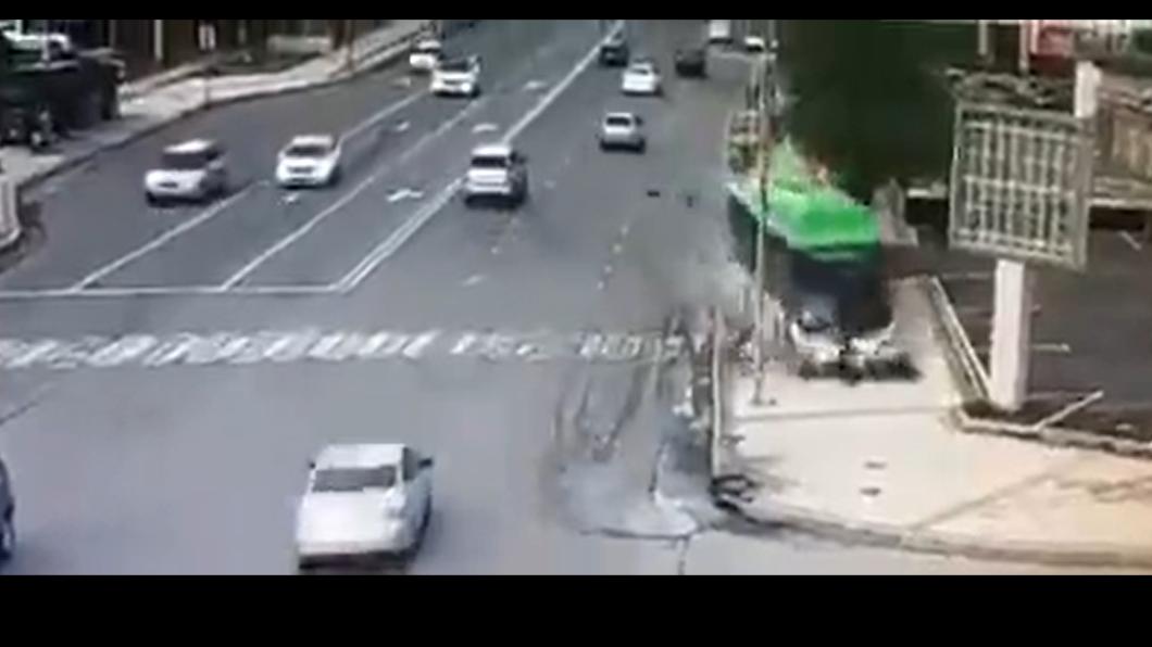 哈薩克第三大城發生公車失控衝撞路人，釀成5死一傷的悲劇。（圖／翻攝自推特）