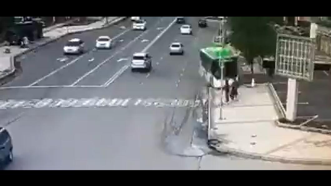 有片/粗心駕駛上廁所忘拉手煞 公車衝撞人行道害死5人