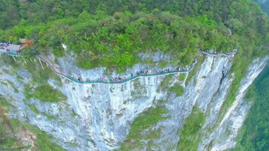 天門山景區的西線玻璃棧道,全線依靠懸崖峭壁建設而成。(圖/翻攝自《大象新聞》)