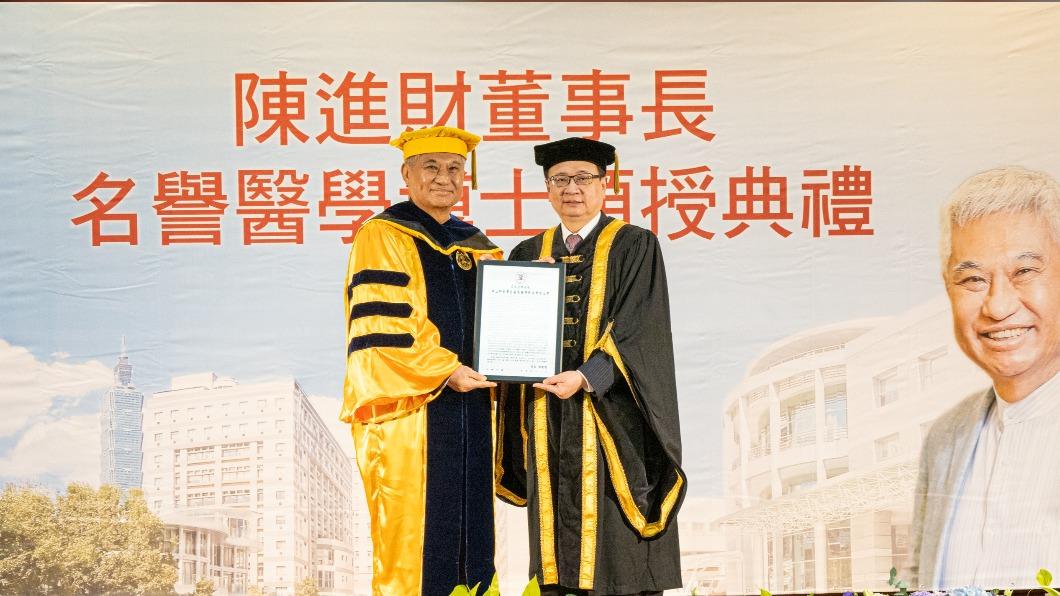 穩懋董事長陳進財　獲北醫頒授名譽醫學博士學位