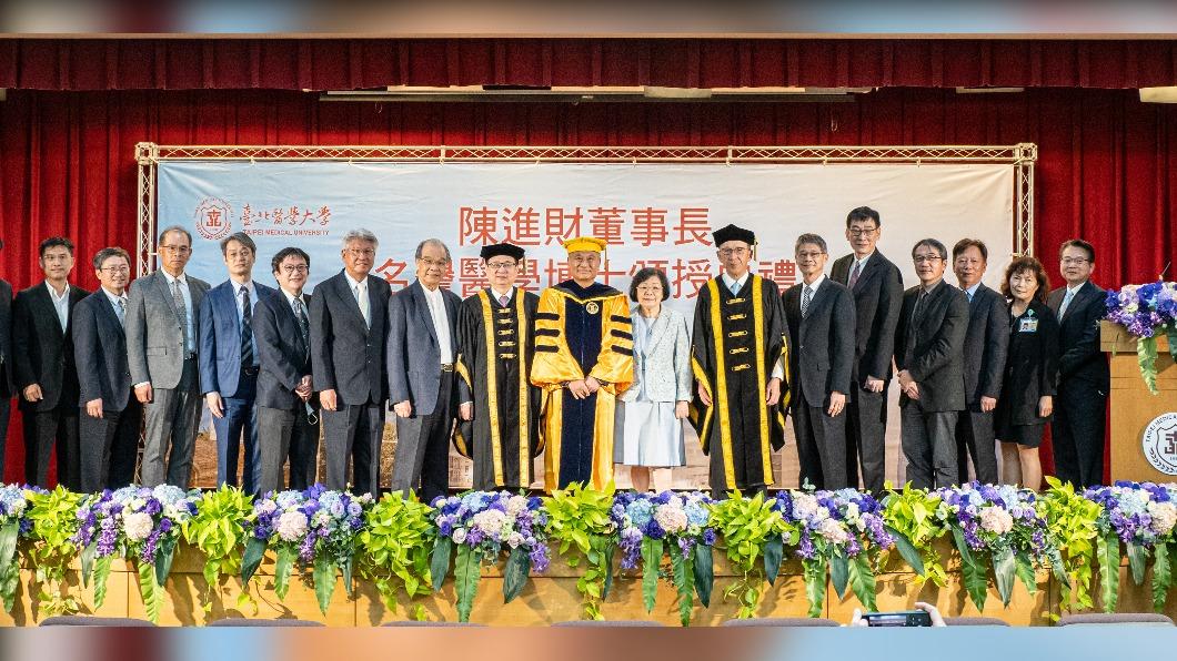 臺北醫學大學今天頒授名譽博士學位予穩懋半導體陳進財董事長(右9)。（圖／北醫大提供）