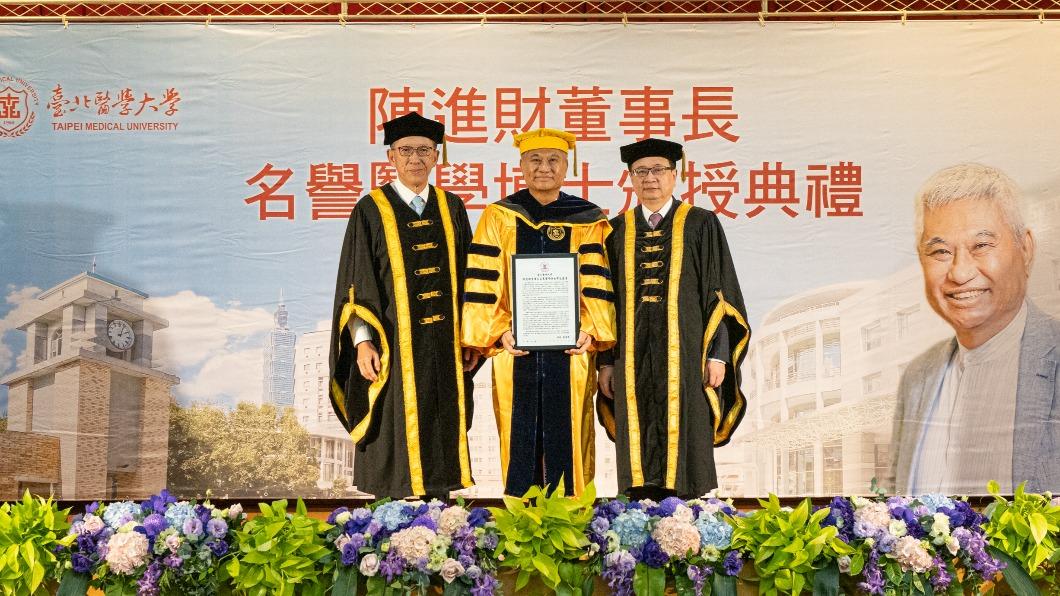 臺北醫學大學今天頒授名譽博士學位予穩懋半導體陳進財董事長(中)，與北醫大陳瑞杰董事長。（圖／北醫大）