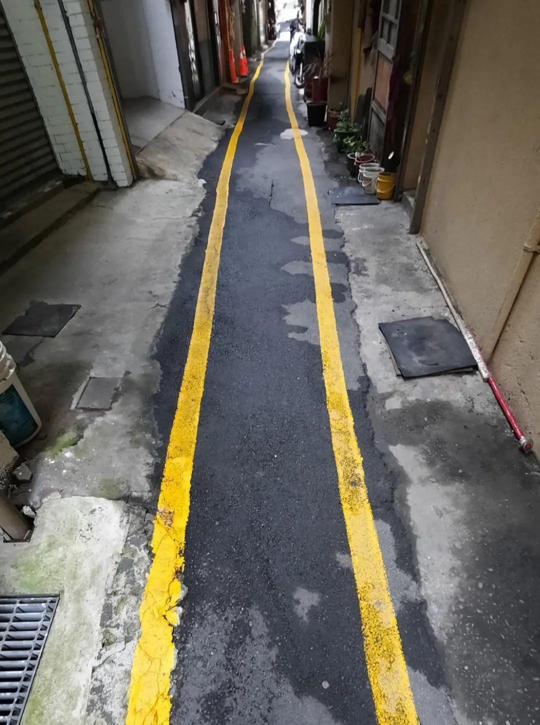 路旁劃了2條黃線宛如路考時壓到會扣分的管線。(圖/翻攝自「路上觀察學院」)