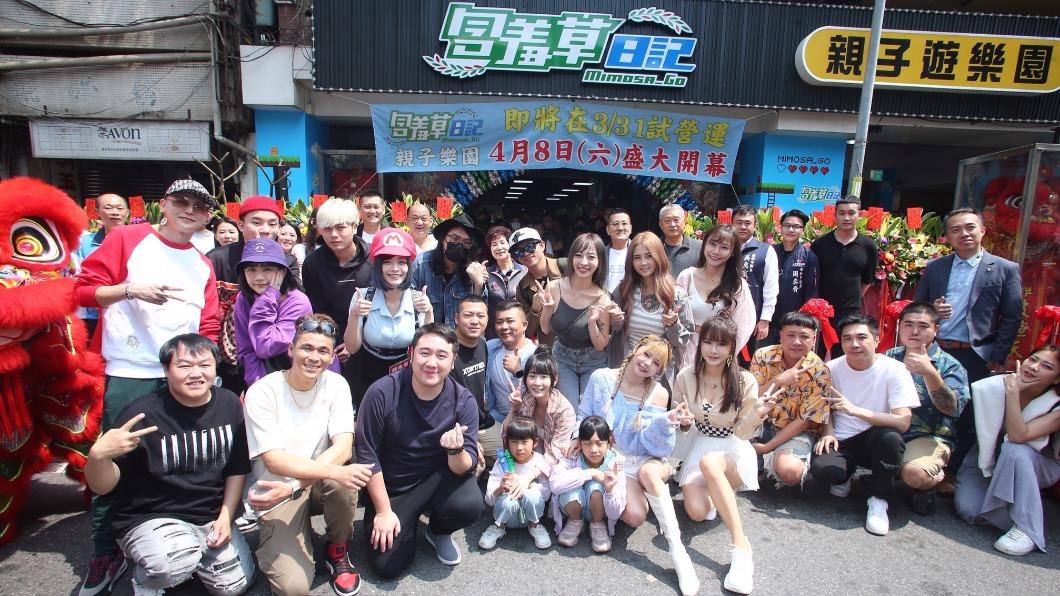 草爺開店,眾好友到場力挺。(圖/紅心字會提供)