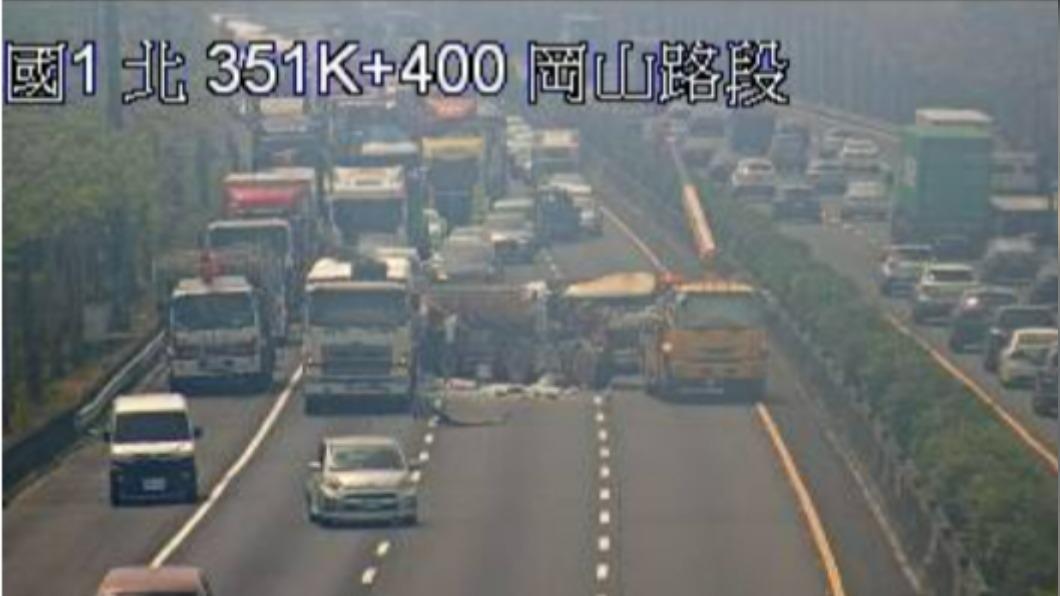 快訊／中山高重大追撞！砂石車頭「扁掉」　車流狂塞5K