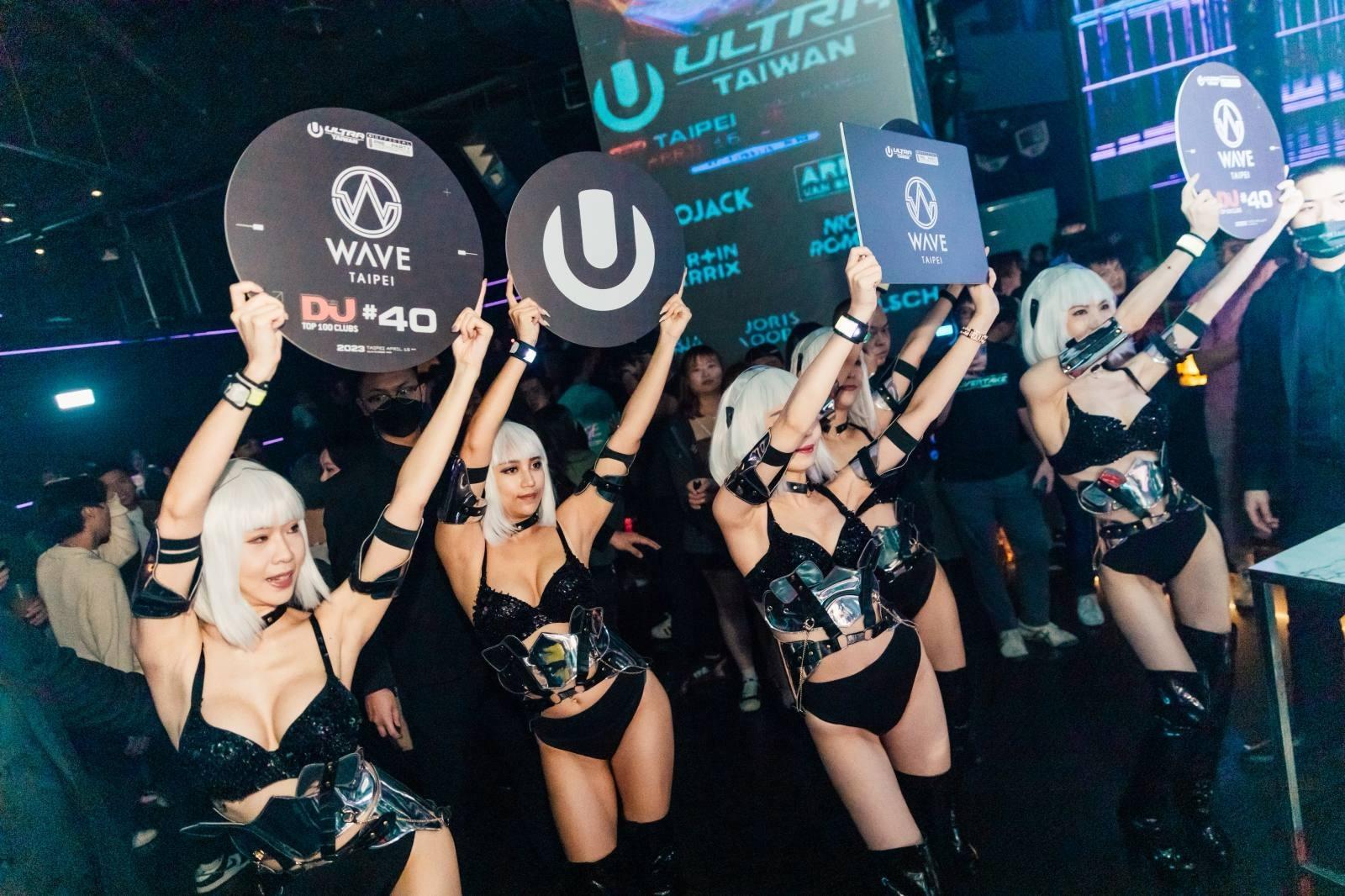 Ultra Taiwan與各大台北頂級夜店合作推出官方暖身派對,工作人員也高舉品牌大「U」標誌與樂迷互動。(圖/UMF提供)